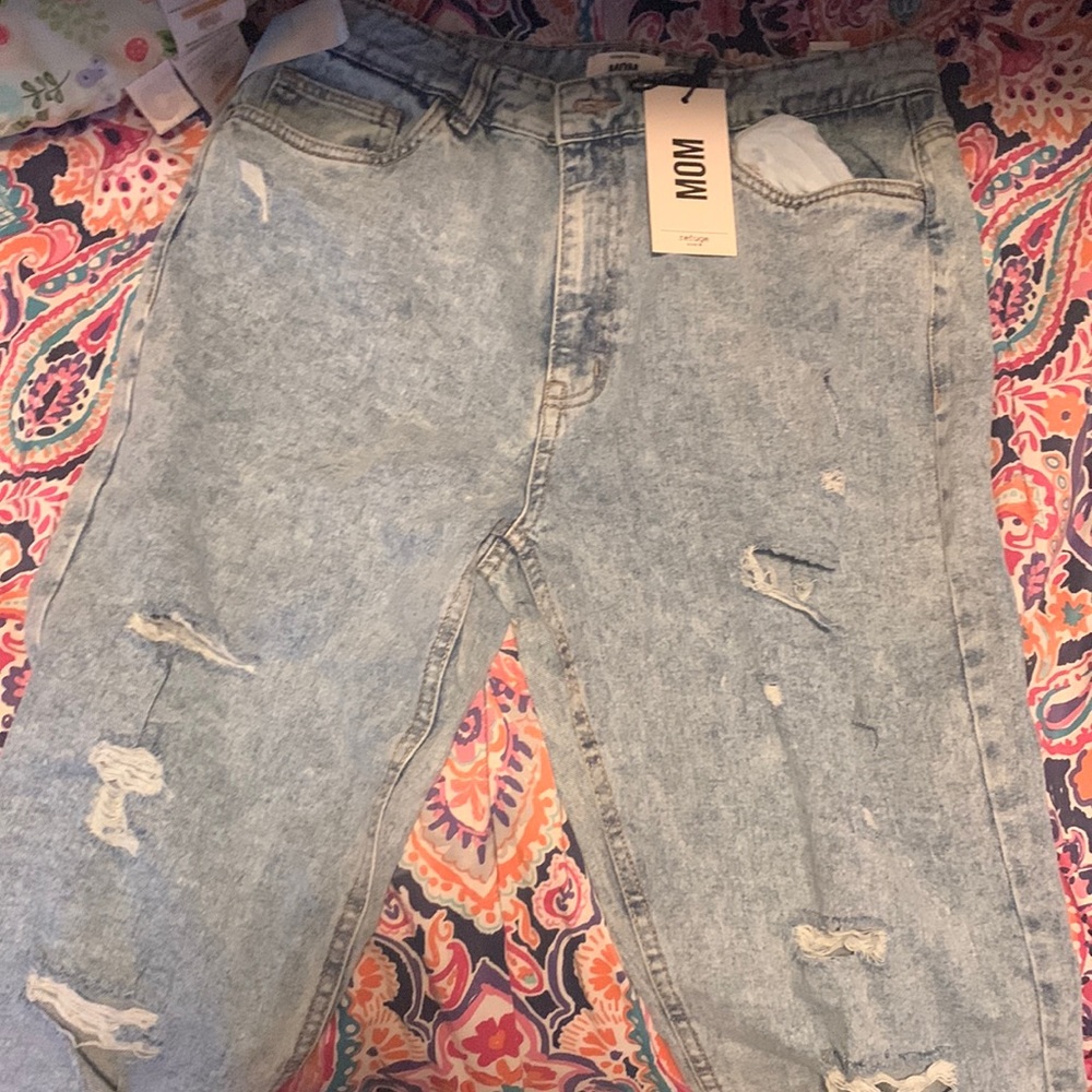 I’m selling these pants that I have never worn but I got these like a month ago
